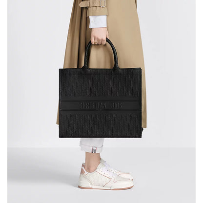 CHRISTIAN DIOR
