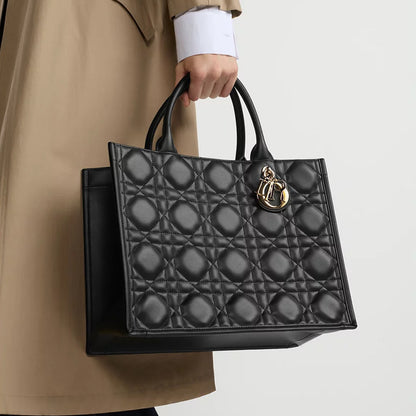 CHRISTIAN DIOR
