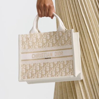 CHRISTIAN DIOR