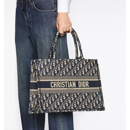 CHRISTIAN DIOR